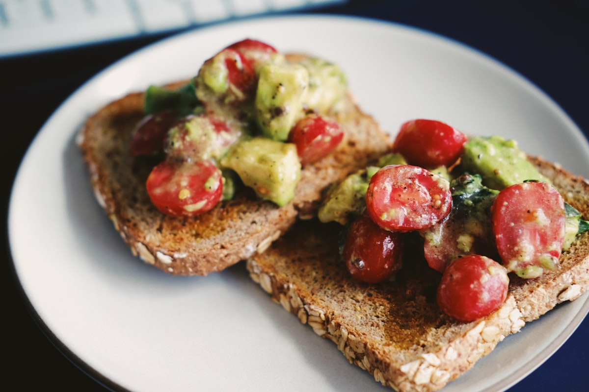 Omelette aux légumes avec avocat