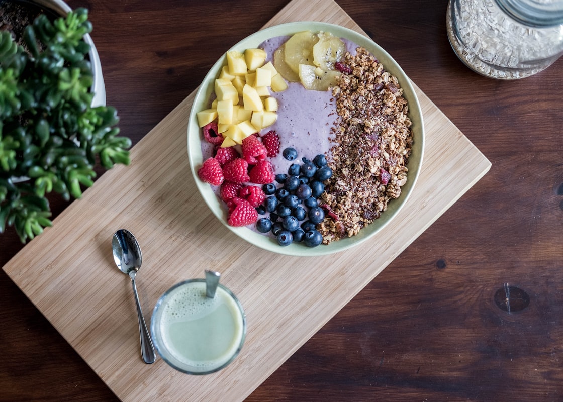 Acai bowl coloré avec granola